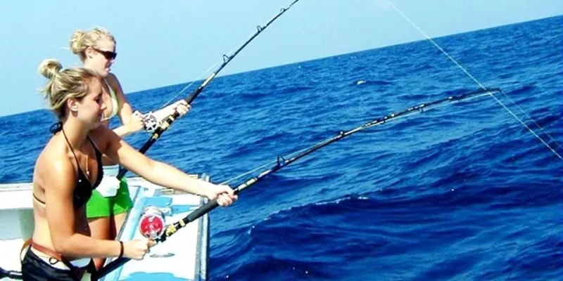 Có thể chọn vùng nước nông hoặc đi thuyền ra vùng sâu hơn để tham gia